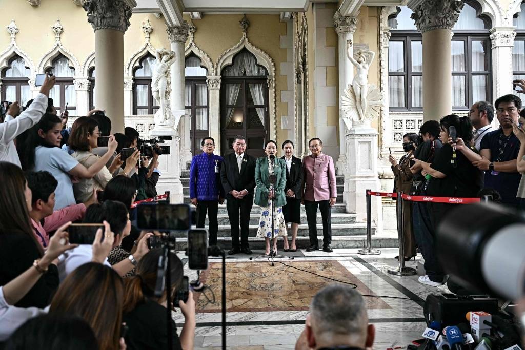 学者：佩通坦被暂停泰国总理职权引发有限度动荡，军事政变可能性较低
