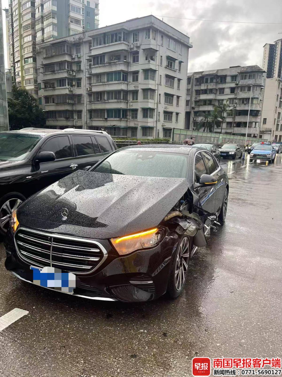 南宁一路段隔离栏砸中奔驰车，维修费达13万余元！谁该担责？