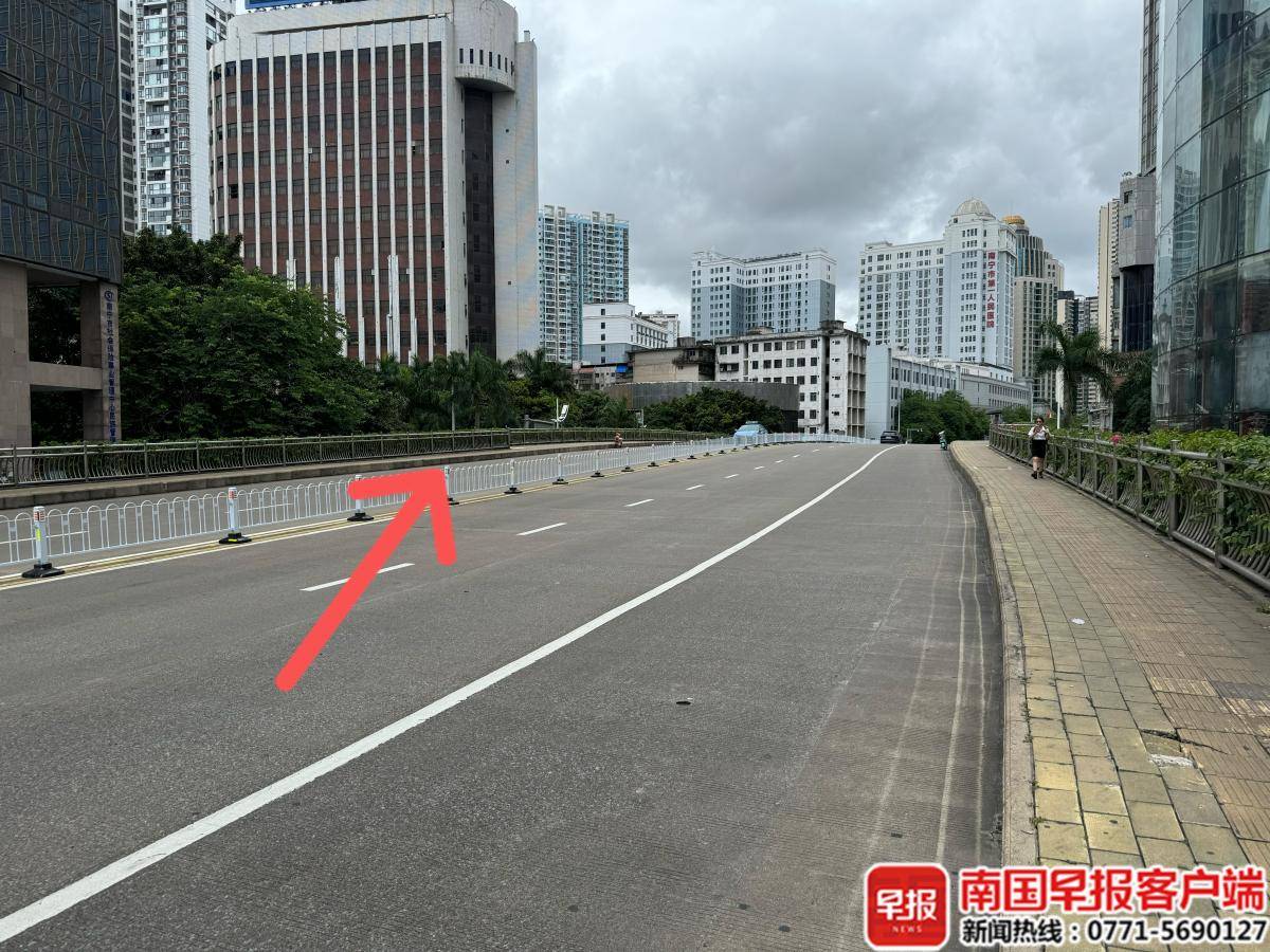 南宁一路段隔离栏砸中奔驰车，维修费达13万余元！谁该担责？