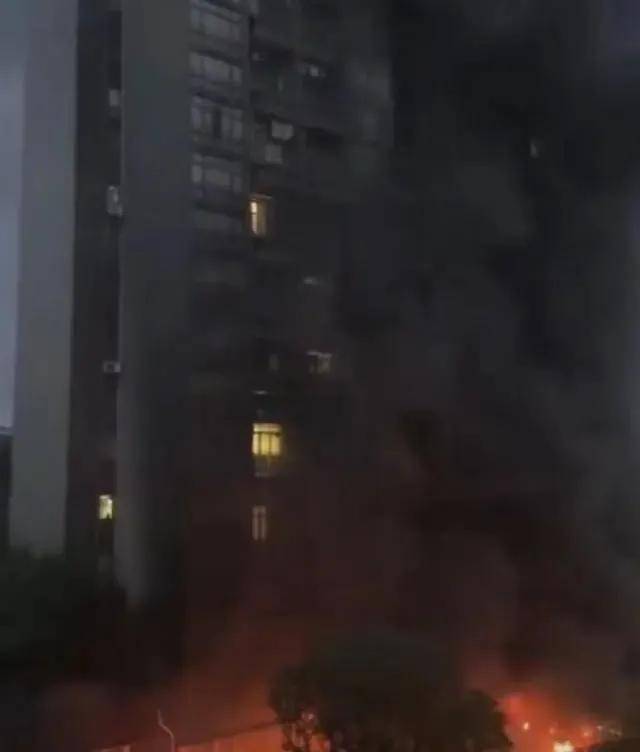 一小区凌晨突发大火！烧毁150辆电动车，住户被叫醒逃生！