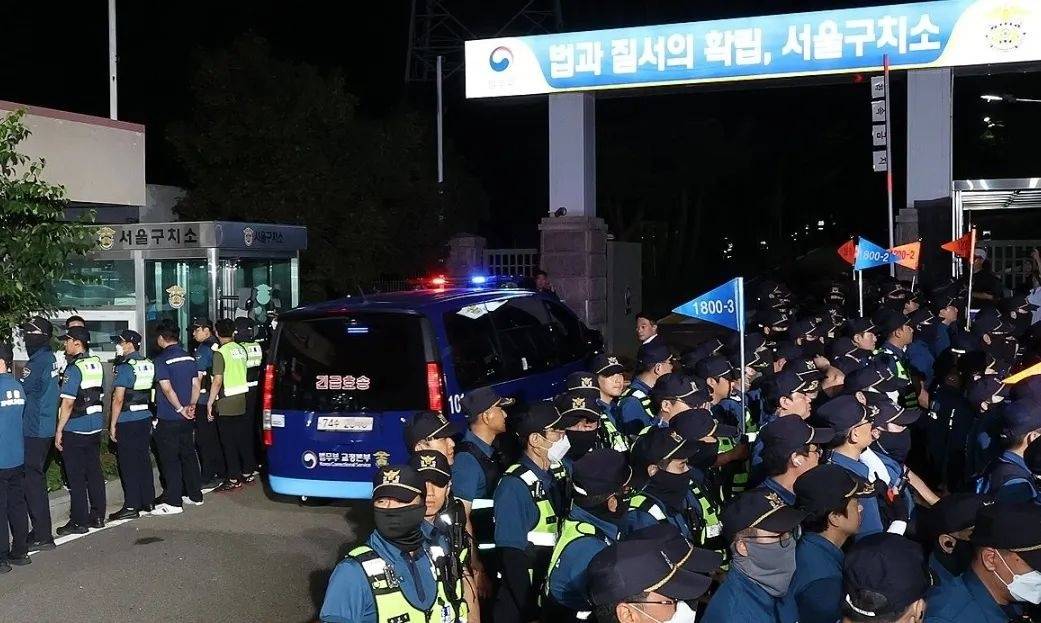 历任中最小!尹锡悦牢房面积仅6.6平方米,洗澡要去公共浴池;换上卡其色囚服