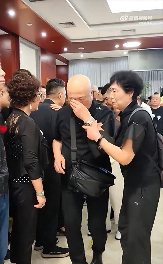 相声演员杨少华告别仪式今日举行,亲属身穿黑衣神情悲伤,儿子杨议哭到差点晕倒被抬出场馆