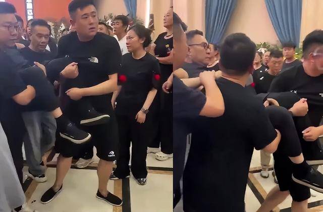 相声演员杨少华告别仪式今日举行,亲属身穿黑衣神情悲伤,儿子杨议哭到差点晕倒被抬出场馆