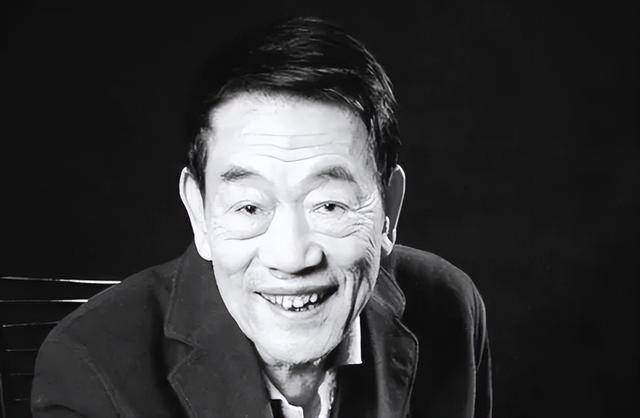 相声演员杨少华告别仪式今日举行,亲属身穿黑衣神情悲伤,儿子杨议哭到差点晕倒被抬出场馆