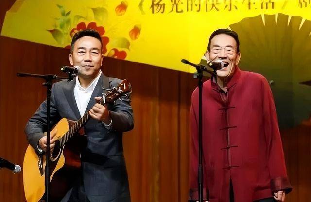 相声演员杨少华告别仪式今日举行,亲属身穿黑衣神情悲伤,儿子杨议哭到差点晕倒被抬出场馆