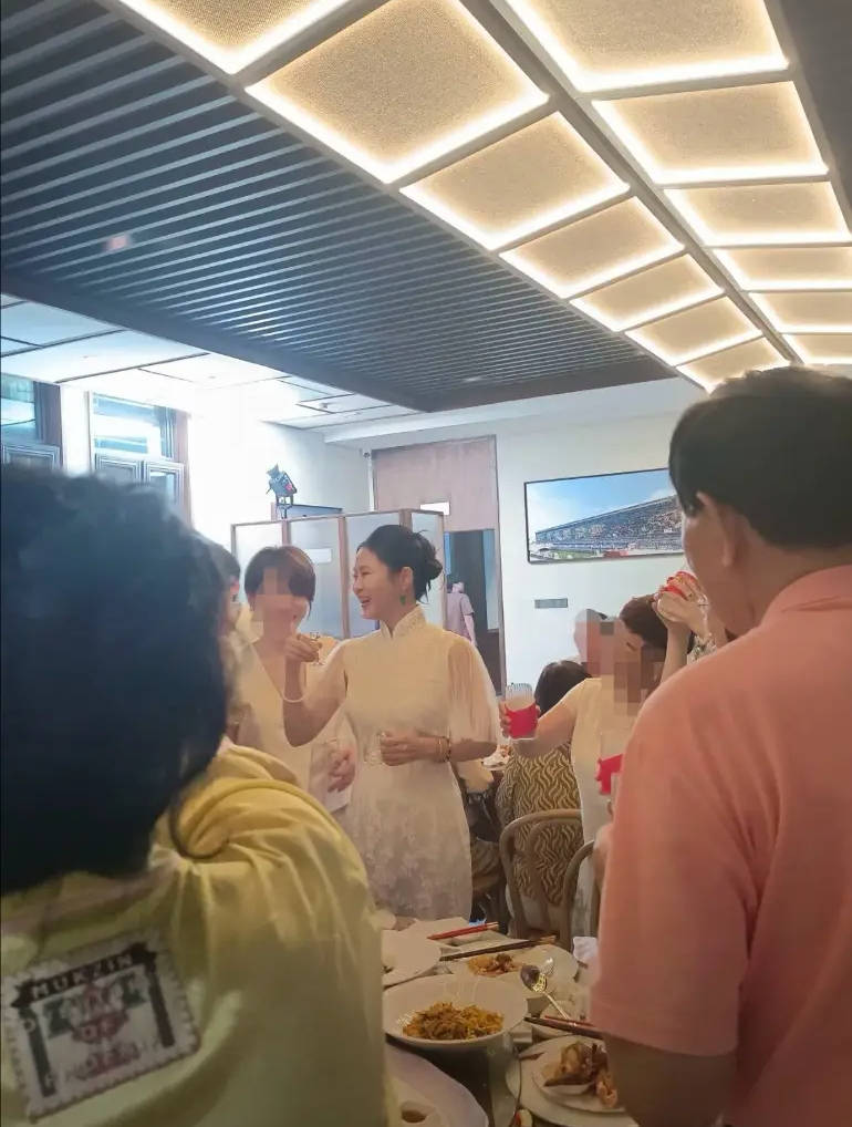 董璇张维伊婚宴照疑曝光 女方穿白色旗袍一脸灿笑