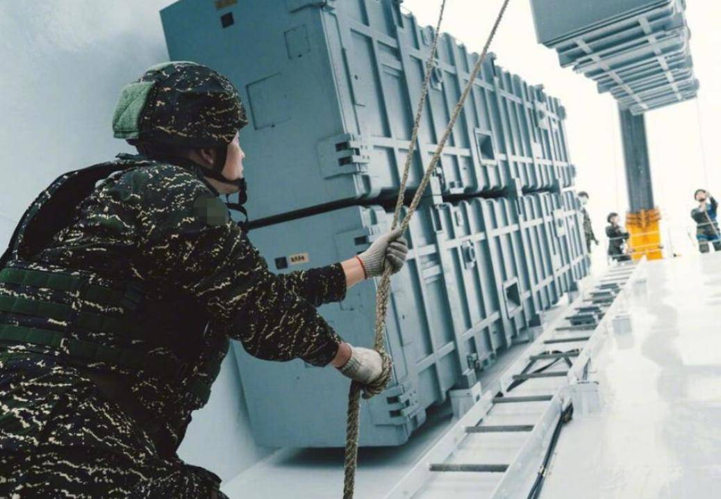 台海巡船撕下伪装，192枚雄风3导弹已瞄准解放军航母，赖清德演都不演了