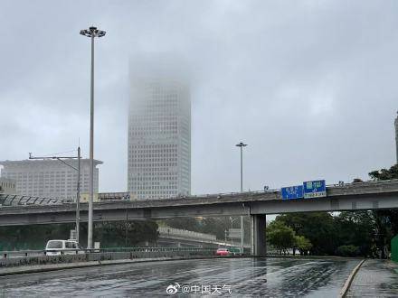 北京七区已现暴雨或大暴雨 早高峰城区及北部地区仍有明显降雨 注意出行安全!