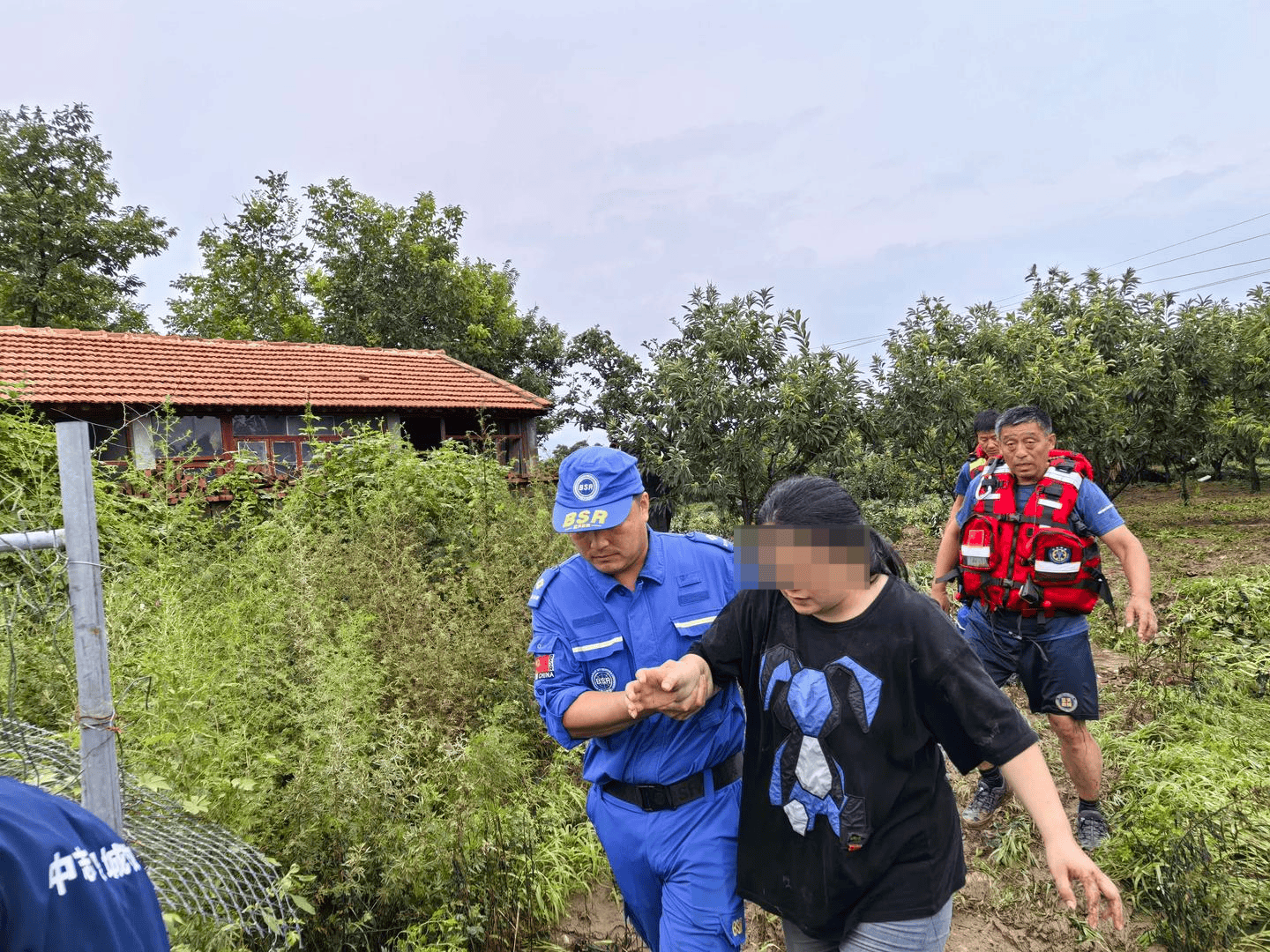 天津蓟州遭遇70年最大山洪，救援人员讲述：两人抱树求生，52人挤阁楼通过窗户转运
