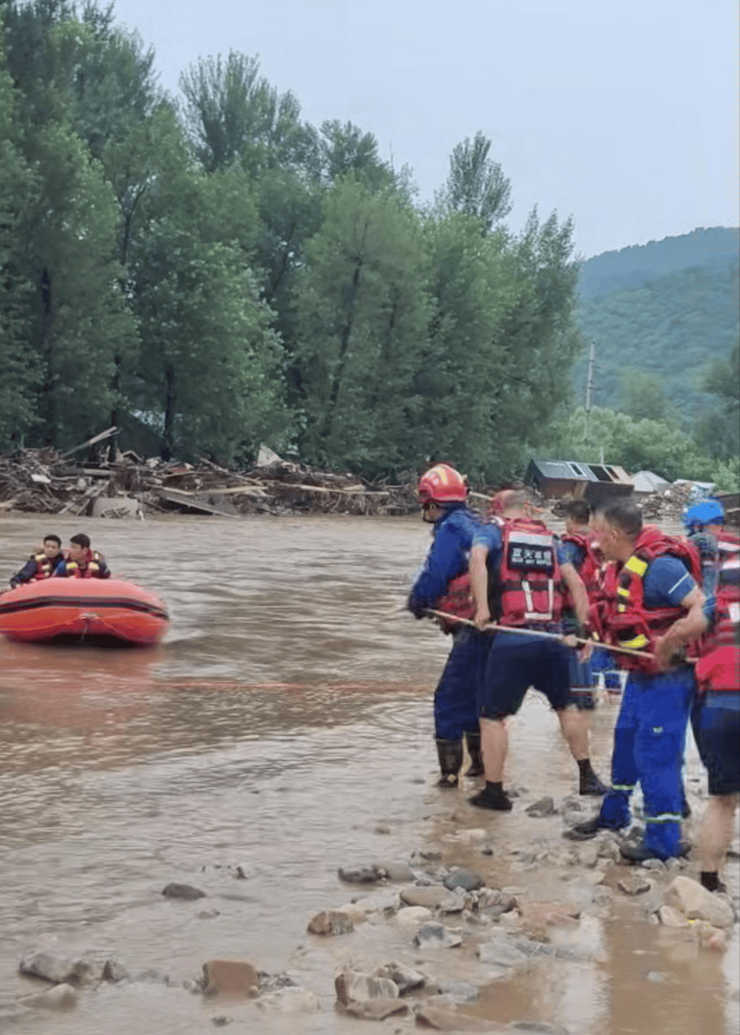 天津蓟州遭遇70年最大山洪，救援人员讲述：两人抱树求生，52人挤阁楼通过窗户转运