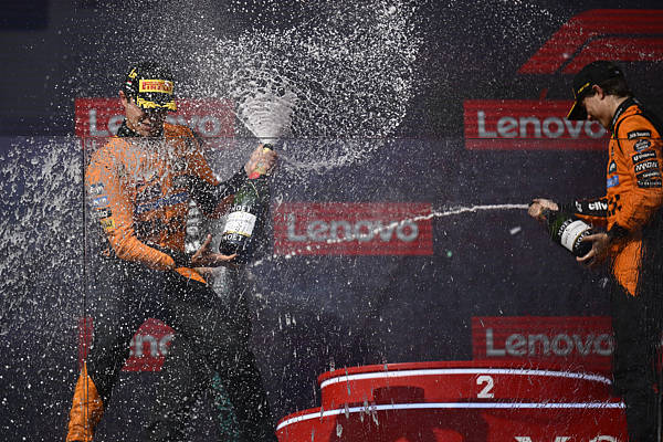 勒克莱尔被“幻影进站”欺骗痛失领奖台，迈凯伦车队成为F1上半赛季大赢家