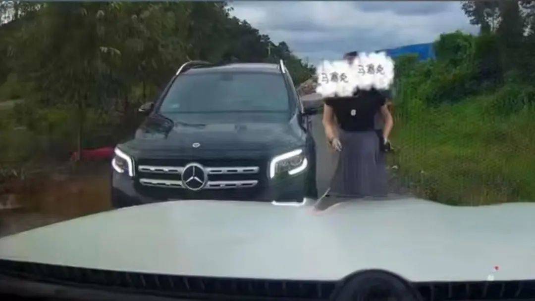 官方通报“女司机亮证逼迫让路事件”