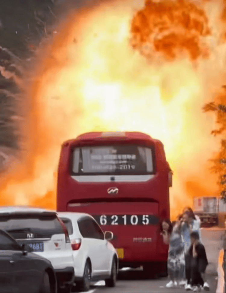 山西临汾一高速隧道口气罐车突发爆炸,无人员伤亡