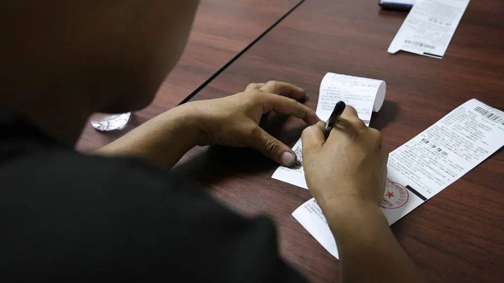 上海警方:王某(男,40岁)、邹某某(男,43岁)被处罚!事发闹市区,这一幕太离谱…