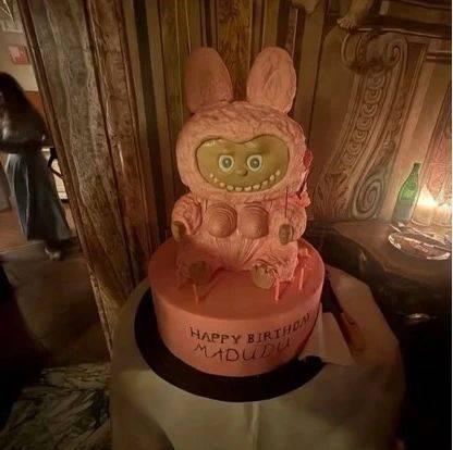 67岁生日麦当娜与鲜肉男友同吃Labubu蛋糕，造型致敬子弹胸罩