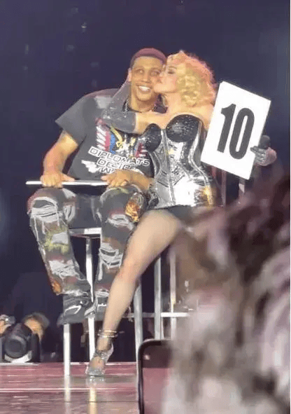 67岁生日麦当娜与鲜肉男友同吃Labubu蛋糕，造型致敬子弹胸罩