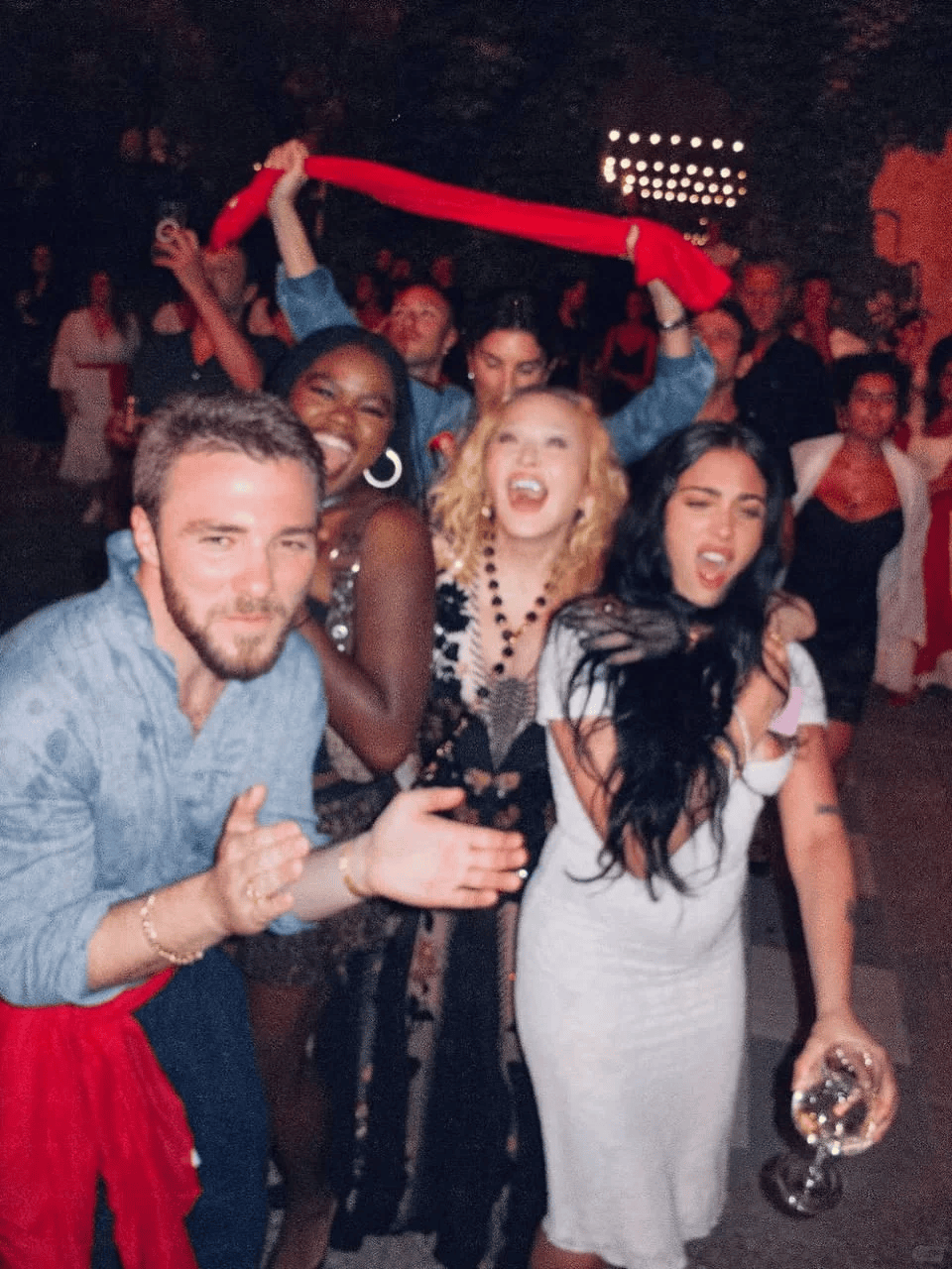 67岁生日麦当娜与鲜肉男友同吃Labubu蛋糕，造型致敬子弹胸罩