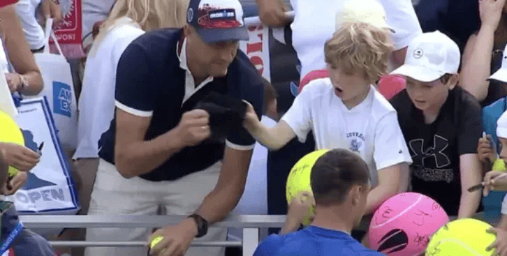 美网现场争议一幕:百万富翁抢小球迷签名帽引众怒,球员补赠礼物化解风波