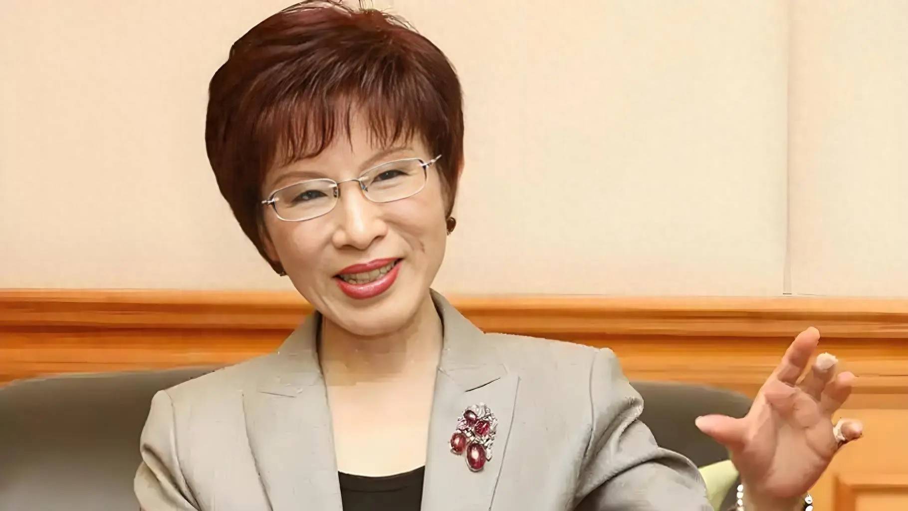 洪秀柱亮相北京，特殊站位有说法，不惧台当局威胁，民进党气急败坏！