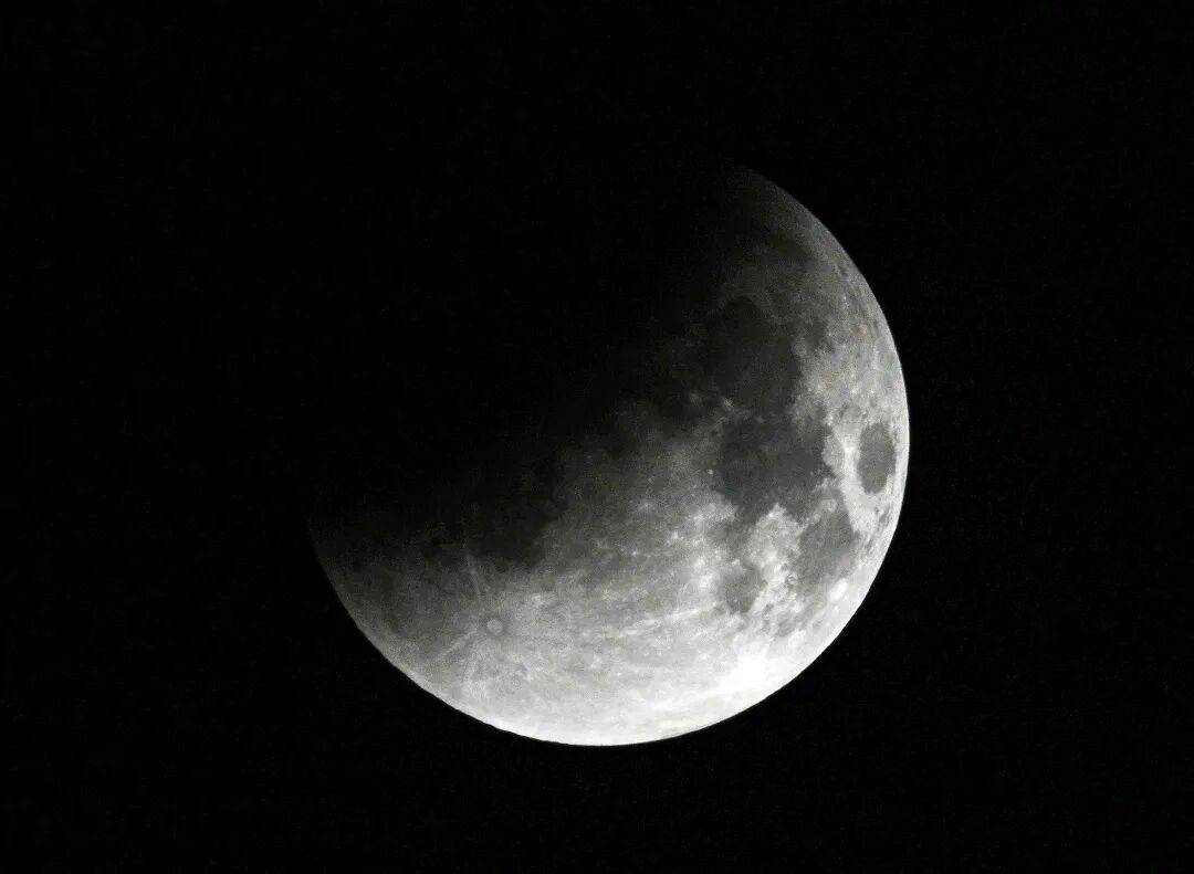 “红月亮”凌晨现身，震撼月全食天象来了：高清大图记录月亮“变脸”全过程