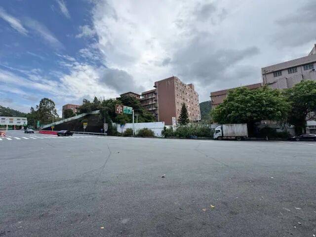 广州白云区一车辆撞倒学生，家长建议加装红绿灯