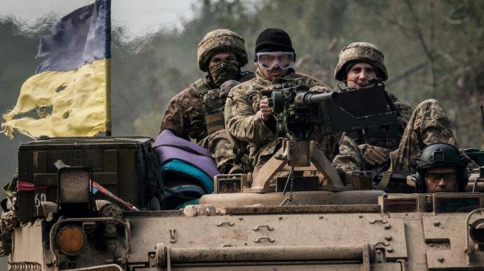 俄军终于开炸铁路枢纽，炸嗨了，多轮炸弹雨砸下，乌克兰扛不住了