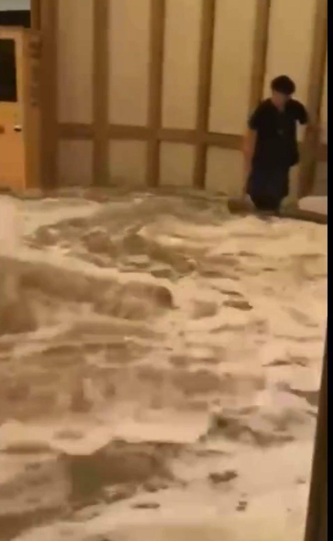 台风天香港一酒店大门被海浪冲破，海水涌入后大堂变泽国