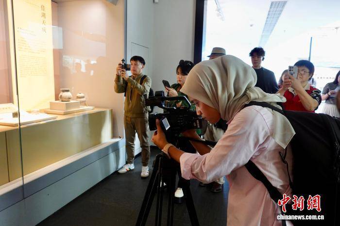 浙江杭州：中外媒体探访西湖 感受世界遗产之美