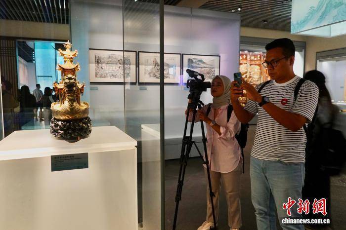 浙江杭州：中外媒体探访西湖 感受世界遗产之美