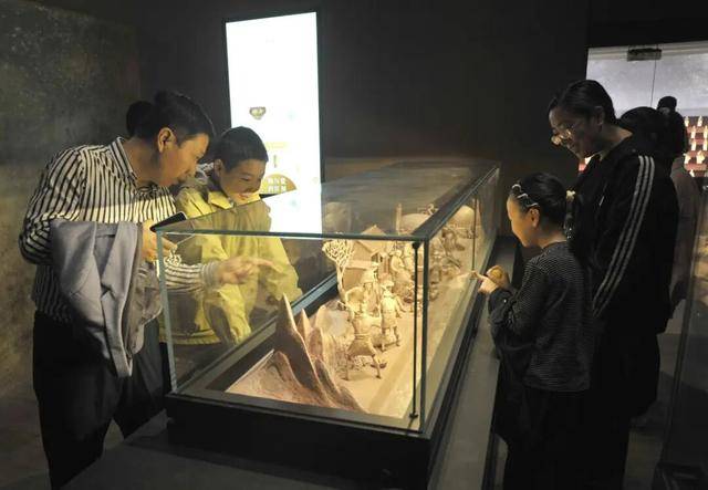 国庆期间，山西各地迎来客流高峰