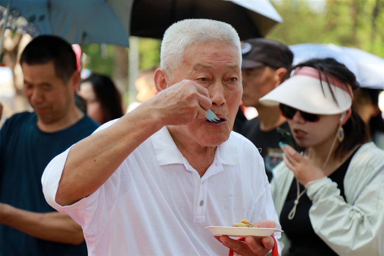 重388斤！500人排队挑战超级大月饼