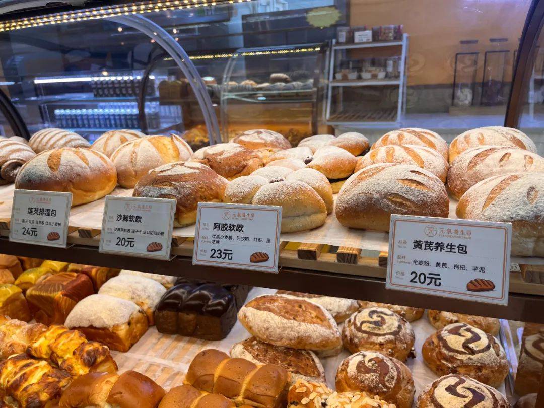 一小时售罄，年轻人涌入医院抢面包