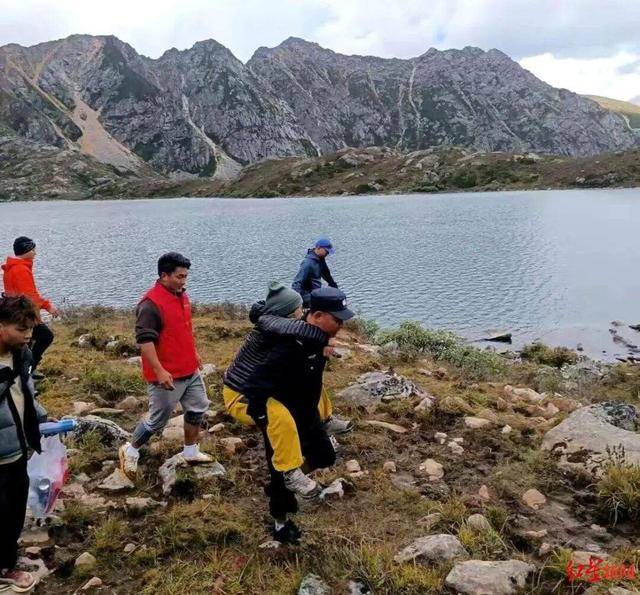 驴友在甘孜徒步遇孤身女孩严重高反，求助后救援人员轮流背她下山