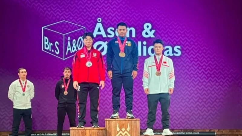 2025年举重世锦赛男子71公斤级比赛结束 海南选手何岳基赢得一金一铜