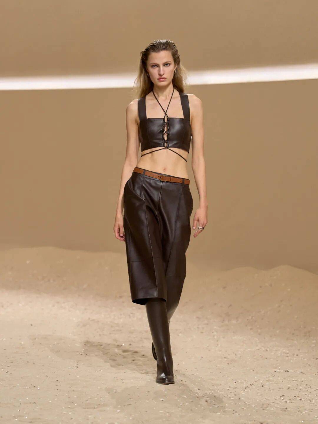 Hermès的女骑士,在沙滩上自由驰骋