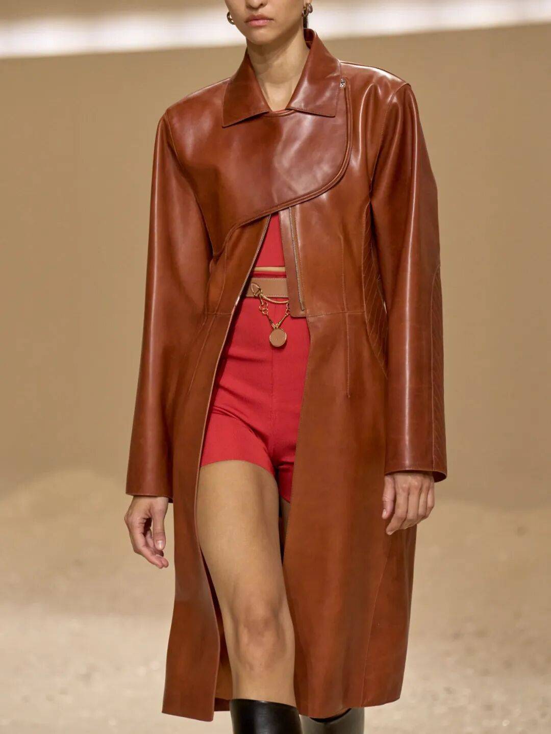 Hermès的女骑士,在沙滩上自由驰骋