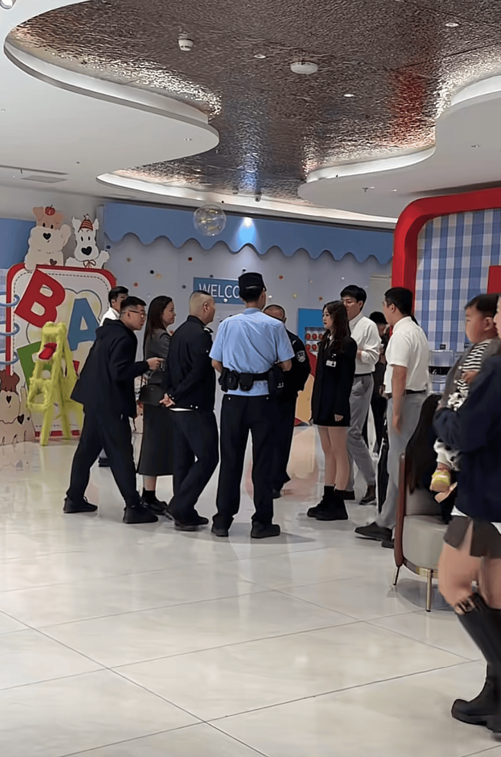 被网友莫名辱骂“上赶着当后妈”，江苏女子一年后“闯”对方婚礼要求道歉？当事人发声