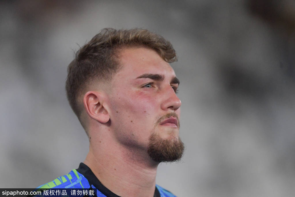 哭红了眼眶巴西后卫布鲁诺赛后采访情绪激动，为失误自责